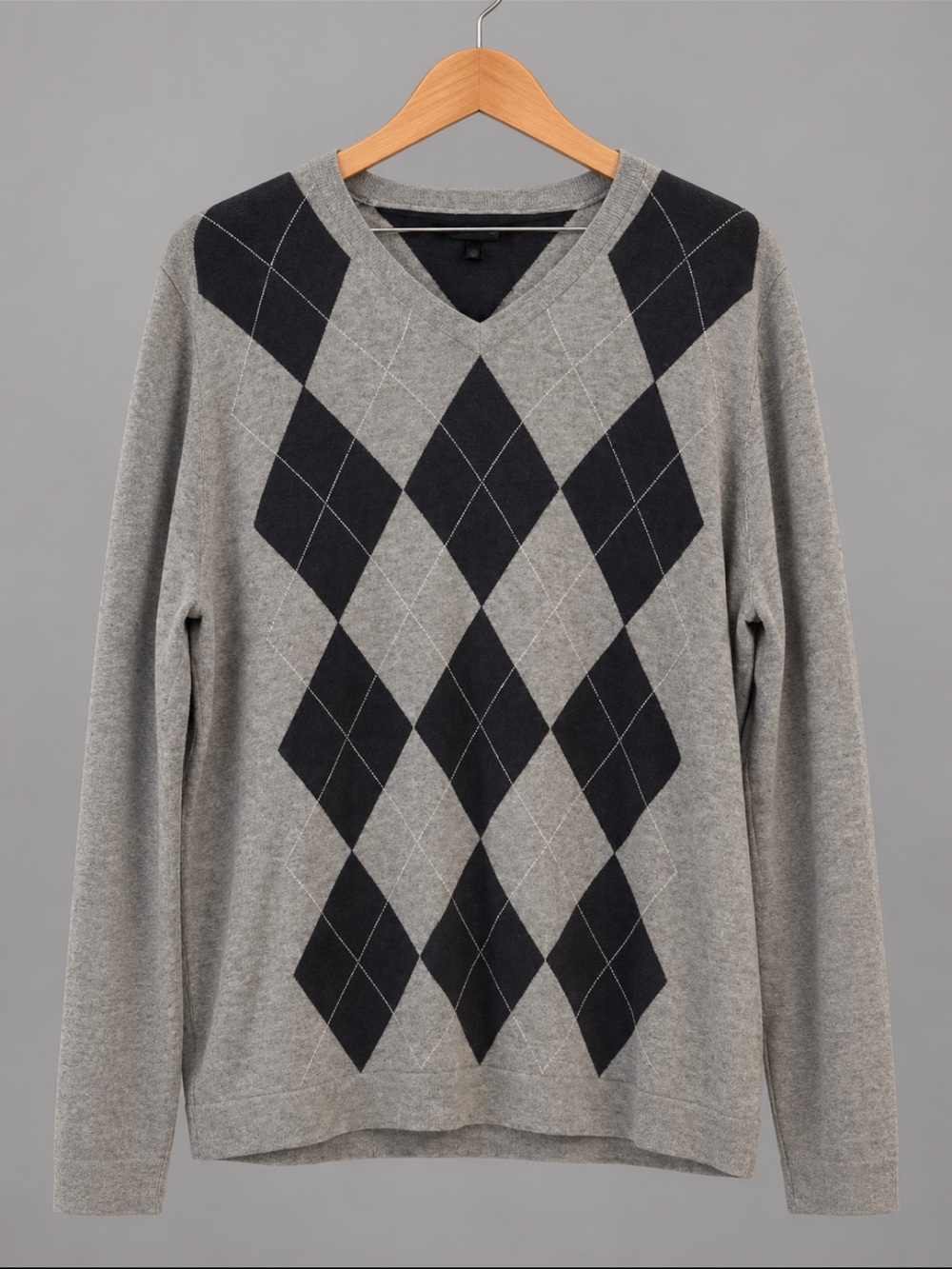 Tommy Hilfiger Fall Gray Black Argyle V-Neck Sweater Men’s Large (or UNISEX)